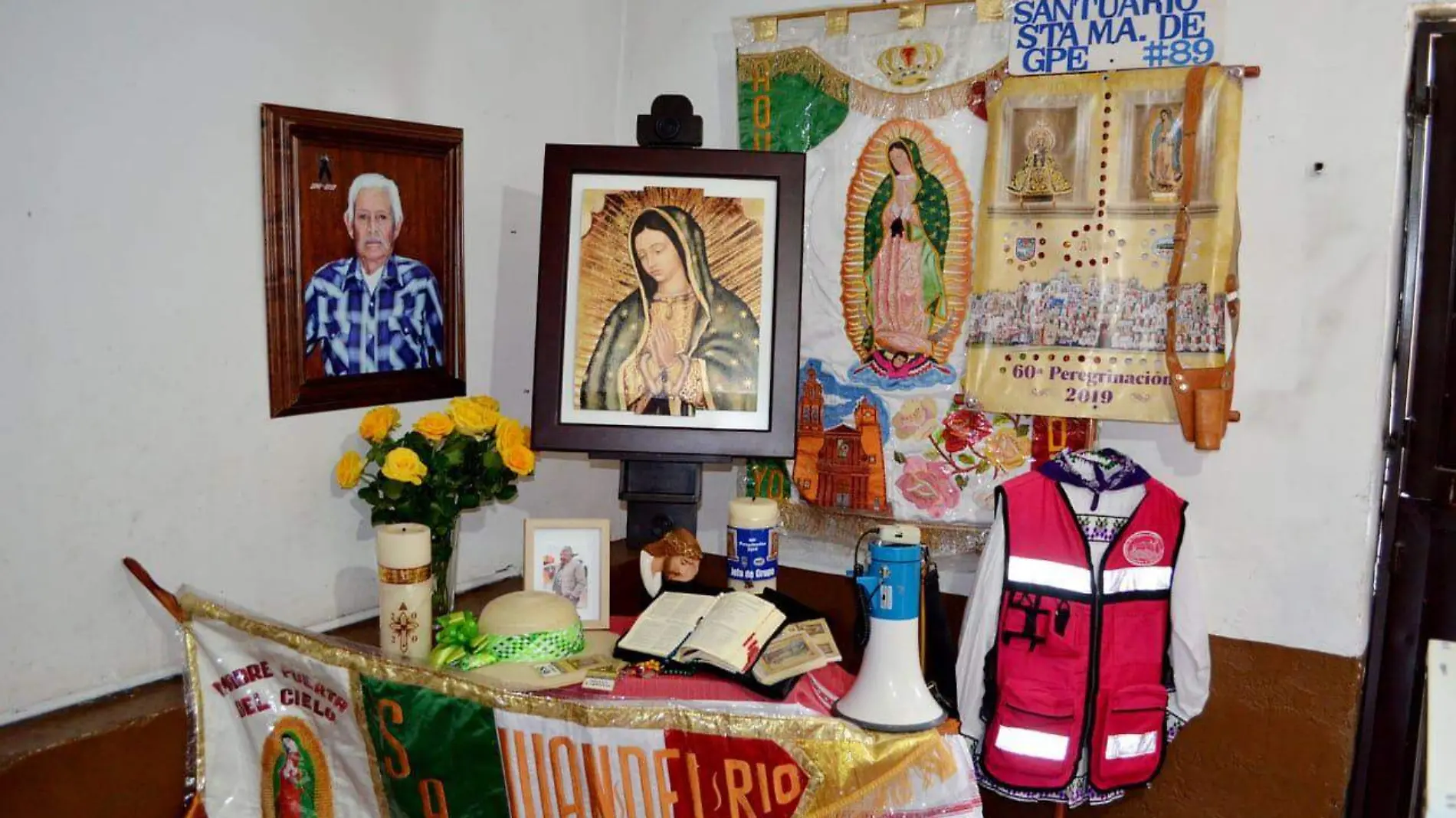 Desde sombreros, banderines, chalecos antireflejantes son colocados en altares peregrinos.